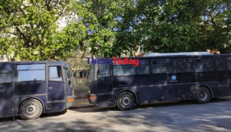 ΜΑΤ έξω από το ΑΠΘ