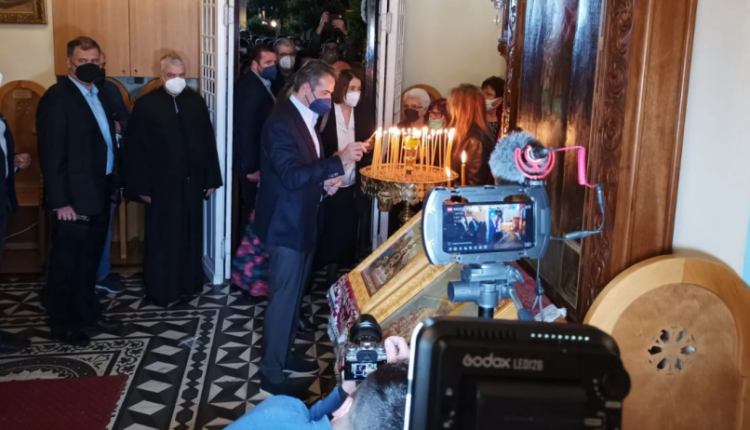 Ο Κυριάκος Μητσοτάκης στον επιτάφιο στα Χανιά