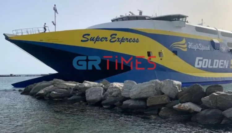 Πλοίο στην Τήνο