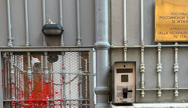 Επίθεση με μπογιές στη ρωσική πρεσβεία