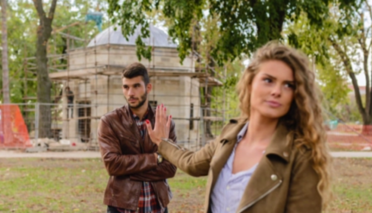 επικριτικός