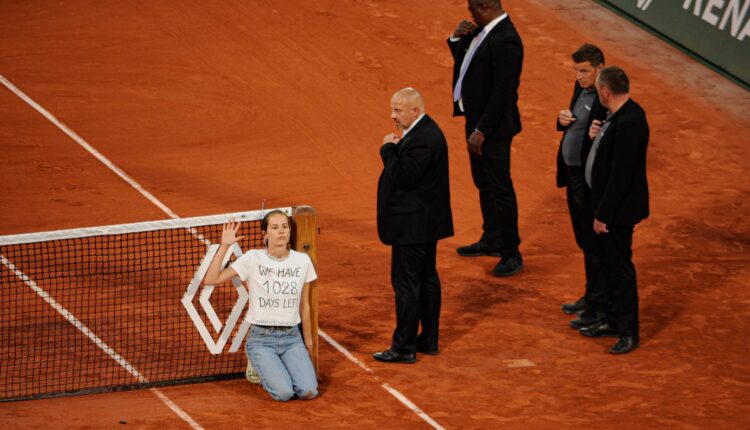 Διαδηλώτρια στο Roland Garros